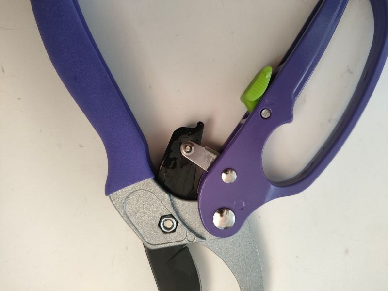 Škare za podrezivanje s sekcijskim dizajnom i kolotnim mehanizmom – Model SL-029 | Čelik 50#; Duljina oštrice 60 mm; Promjer rezanja 20 mm; Ručka od aluminijske legure s plastičnim premazom