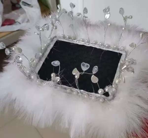 Protuklizna podloga za ploču upravljača automobila od silikonske gume, s dekorom bisera i pera