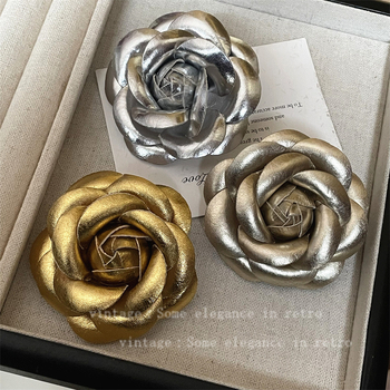 Kožna broš Camellia — francuski retro stil; materijal: koža; oblik: cvijet; obrada: kapanje ulja