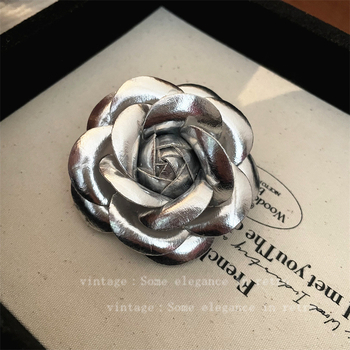 Kožna broš Camellia — francuski retro stil; materijal: koža; oblik: cvijet; obrada: kapanje ulja
