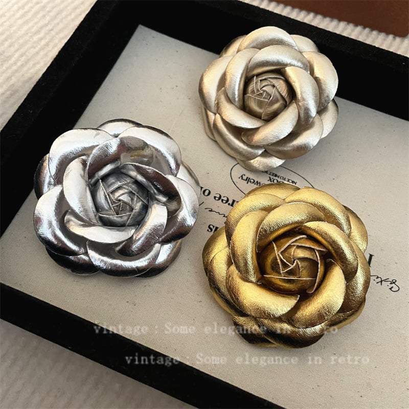 Kožna broš Camellia — francuski retro stil; materijal: koža; oblik: cvijet; obrada: kapanje ulja