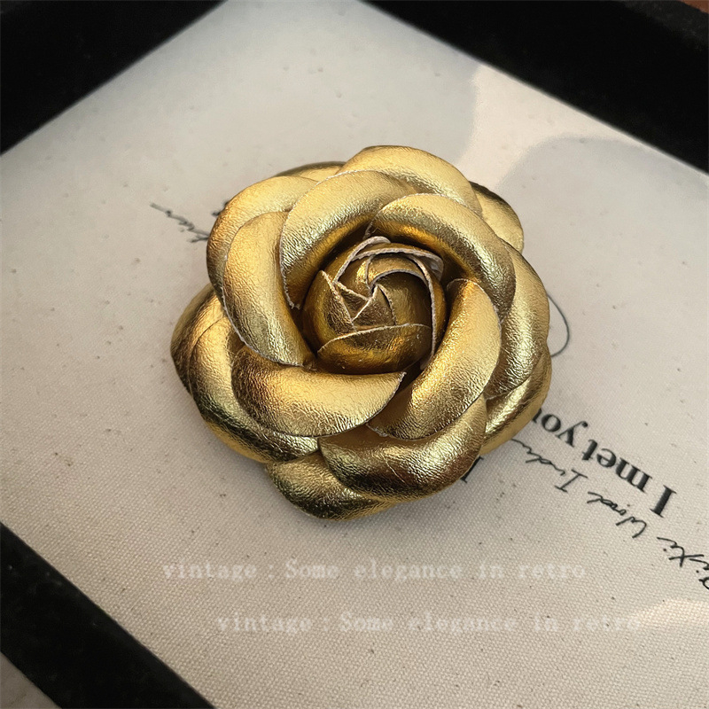Kožna broš Camellia — francuski retro stil; materijal: koža; oblik: cvijet; obrada: kapanje ulja