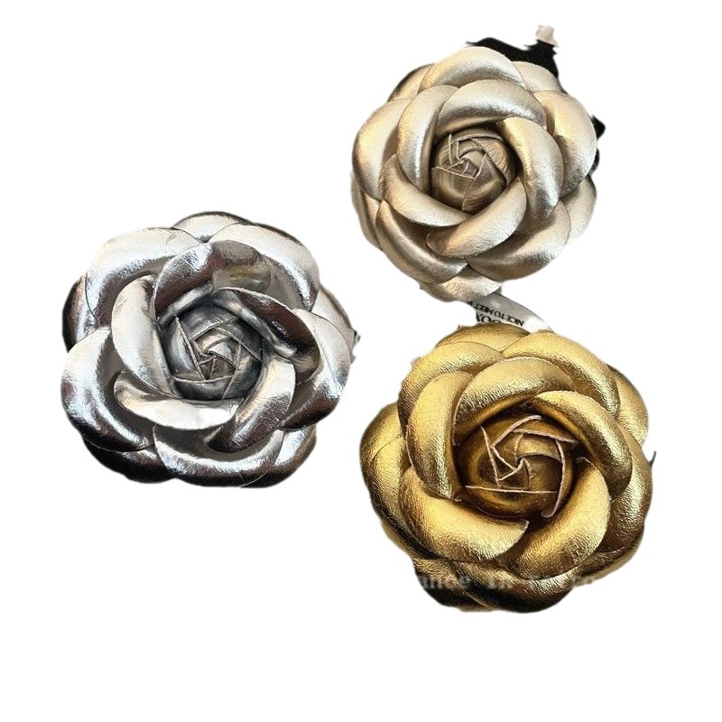 Kožna broš Camellia — francuski retro stil; materijal: koža; oblik: cvijet; obrada: kapanje ulja