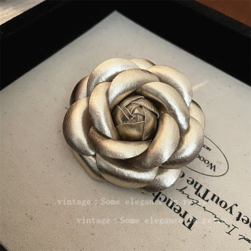 Kožna broš Camellia — francuski retro stil; materijal: koža; oblik: cvijet; obrada: kapanje ulja