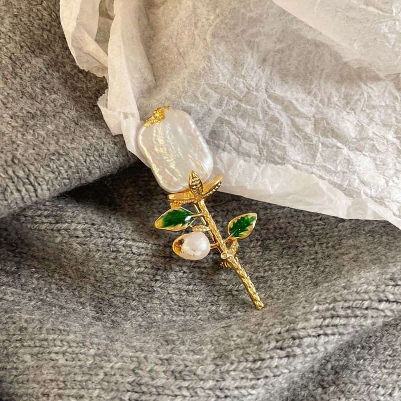 Bakrena broš s motivima latica i listova, elektroplatiranje, porijeklo Yiwu, proljeće 2024