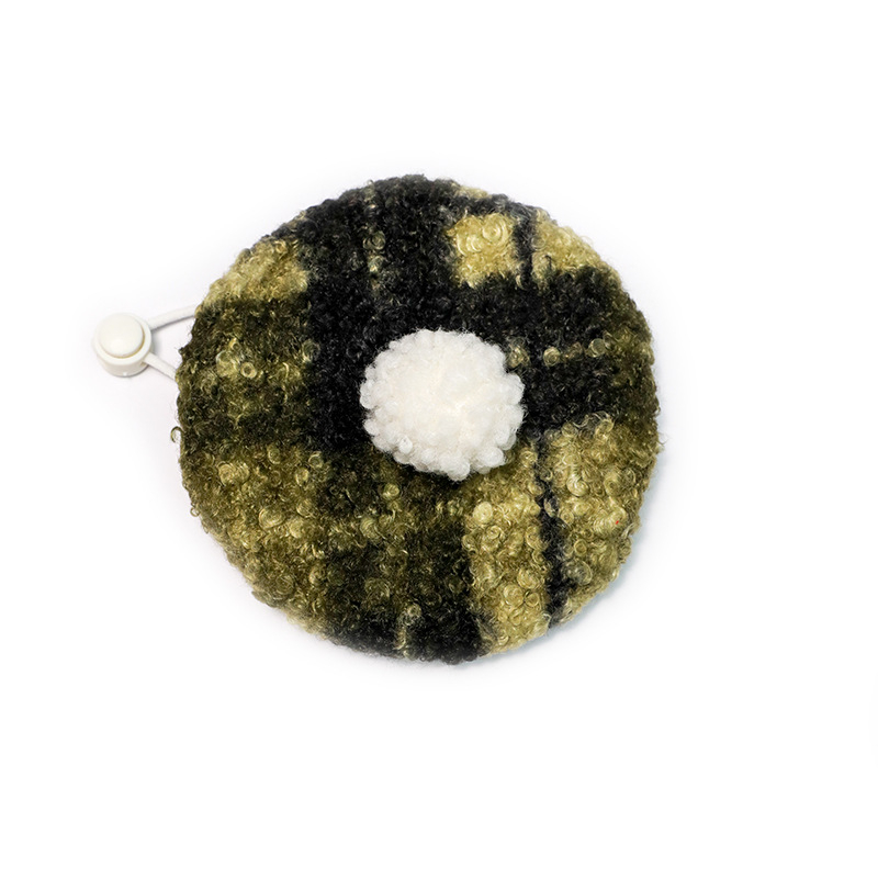 Gyapjúból készült plüss háziállat-kosztüm kockás mintával macskáknak és kutyáknak, brit stílusú béret és palást, meleg és aranyos