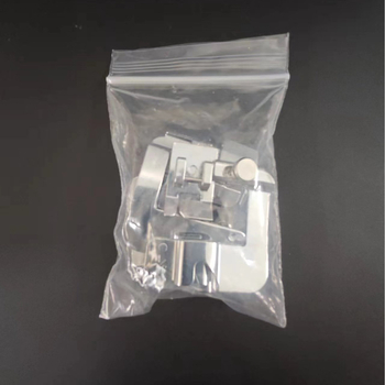 Varrógép tartozék: felhajtható élű talp, overlock tű és zsinór, modell 6290, otthoni használatra.