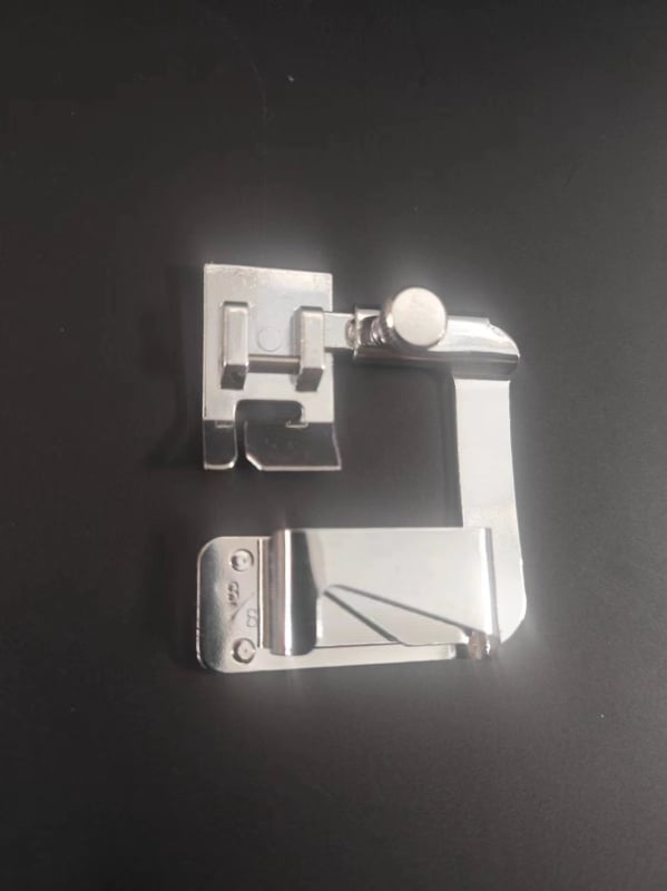 Varrógép tartozék: felhajtható élű talp, overlock tű és zsinór, modell 6290, otthoni használatra.