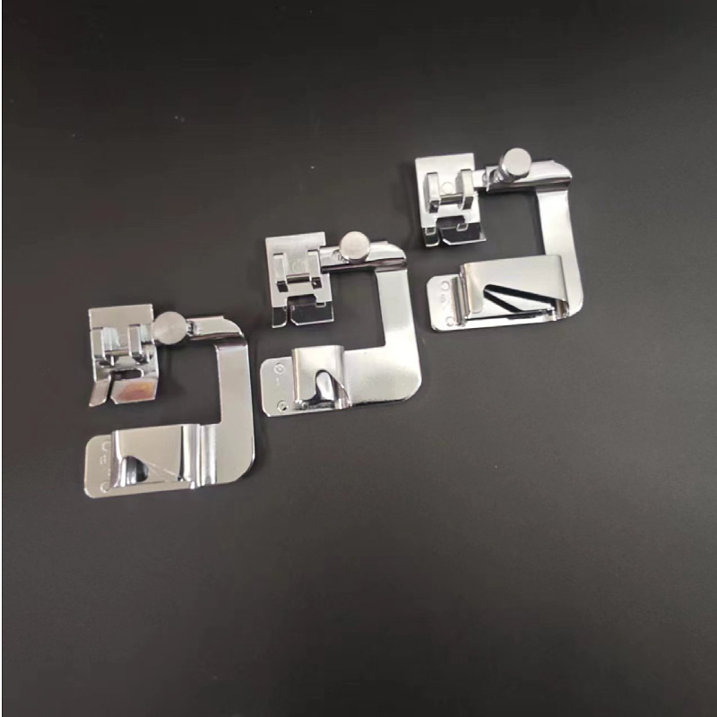 Varrógép tartozék: felhajtható élű talp, overlock tű és zsinór, modell 6290, otthoni használatra.