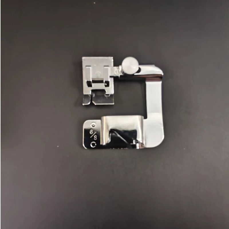 Varrógép tartozék: felhajtható élű talp, overlock tű és zsinór, modell 6290, otthoni használatra.