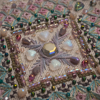 Lenvászon keresztszemes készlet mini rózsával és gyöngyökkel díszített szalag kiegészítővel, Love Every Moment, modern minimalista stílus