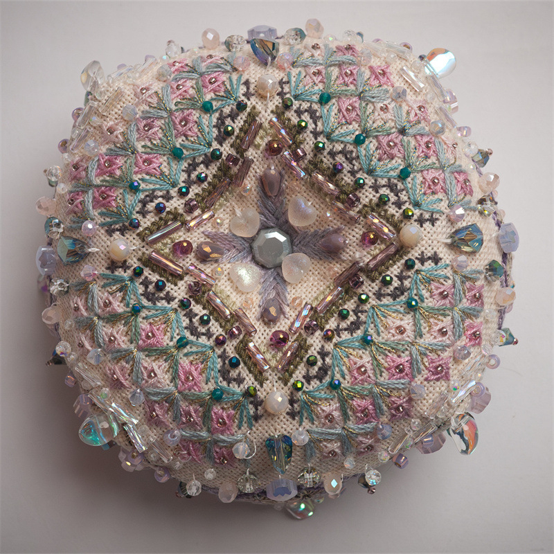 Lenvászon keresztszemes készlet mini rózsával és gyöngyökkel díszített szalag kiegészítővel, Love Every Moment, modern minimalista stílus