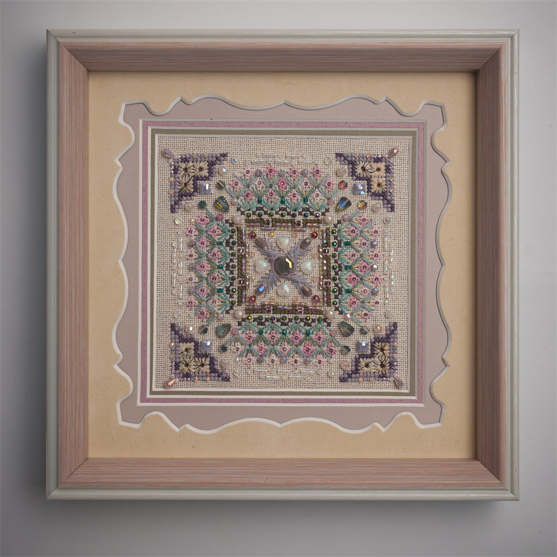 Lenvászon keresztszemes készlet mini rózsával és gyöngyökkel díszített szalag kiegészítővel, Love Every Moment, modern minimalista stílus