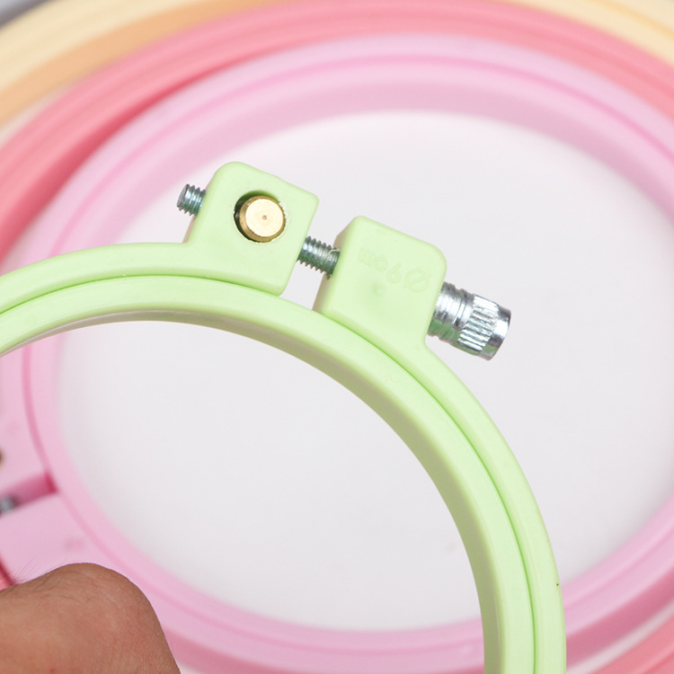 Állítható műanyag keret keresztszemes hímzéshez, feszesítő slot rendszerrel