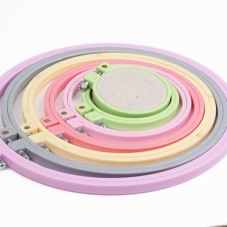 Állítható műanyag keret keresztszemes hímzéshez, feszesítő slot rendszerrel