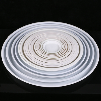 Кръгла пластмасова подложка за саксия с плосък ръб — инжекционно формована, издръжлива, водоспестяваща; за настолна и подова употреба; подходяща за саксии и сукуленти.