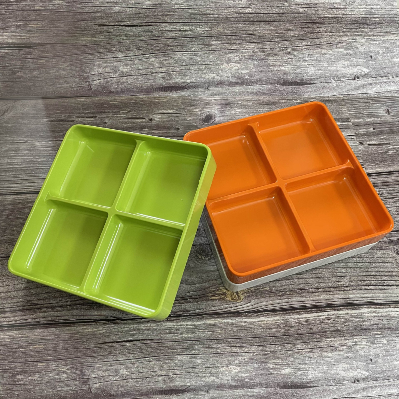 Меламиново блюдо с четири секции за гарнитури — квадратна форма, модерен минималистичен стил; подходящо за хотели, хранене, кафе и чай.