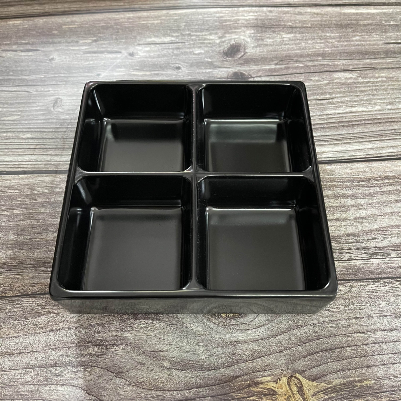 Меламиново блюдо с четири секции за гарнитури — квадратна форма, модерен минималистичен стил; подходящо за хотели, хранене, кафе и чай.