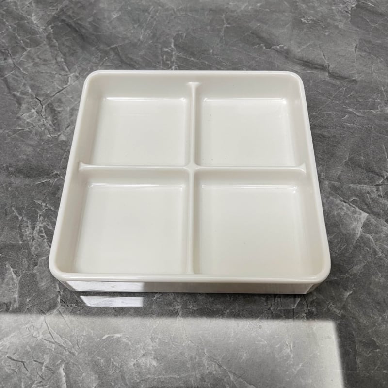 Меламиново блюдо с четири секции за гарнитури — квадратна форма, модерен минималистичен стил; подходящо за хотели, хранене, кафе и чай.