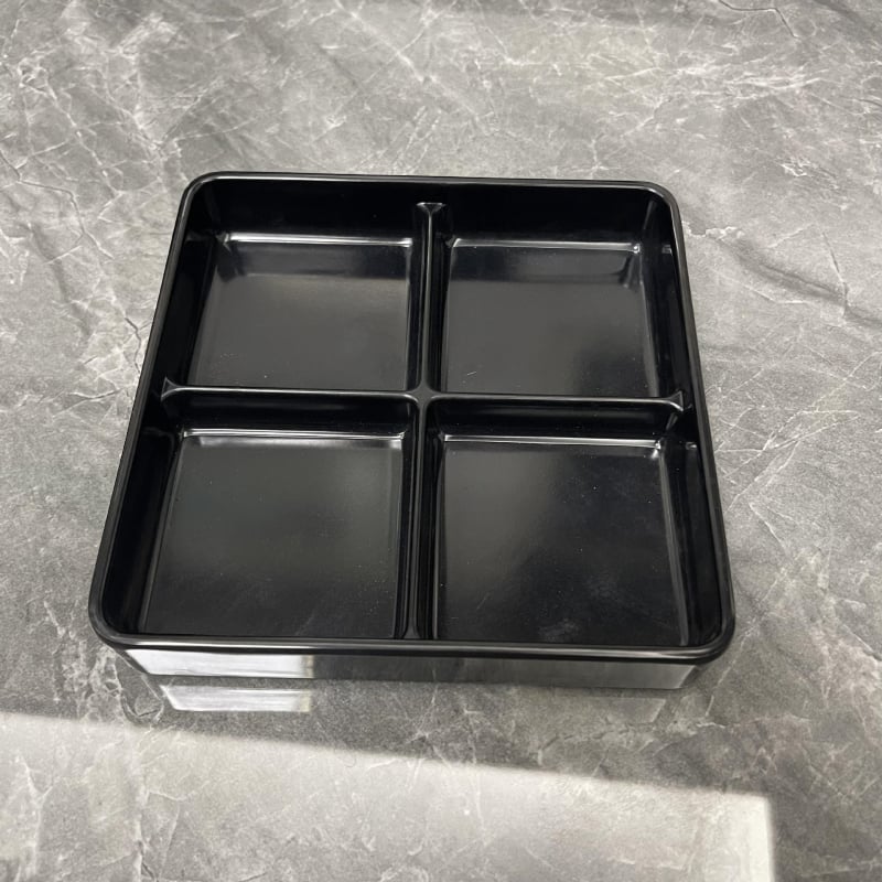 Меламиново блюдо с четири секции за гарнитури — квадратна форма, модерен минималистичен стил; подходящо за хотели, хранене, кафе и чай.