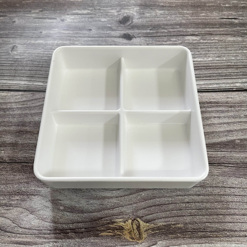 Меламиново блюдо с четири секции за гарнитури — квадратна форма, модерен минималистичен стил; подходящо за хотели, хранене, кафе и чай.