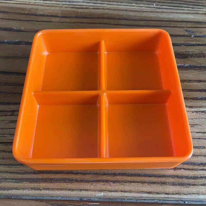 Меламиново блюдо с четири секции за гарнитури — квадратна форма, модерен минималистичен стил; подходящо за хотели, хранене, кафе и чай.