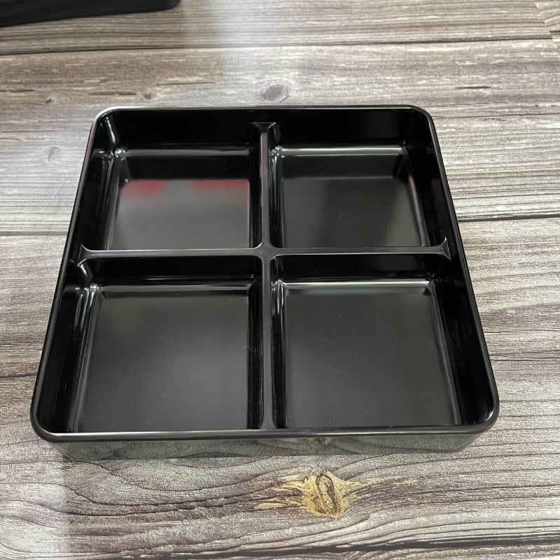 Меламиново блюдо с четири секции за гарнитури — квадратна форма, модерен минималистичен стил; подходящо за хотели, хранене, кафе и чай.