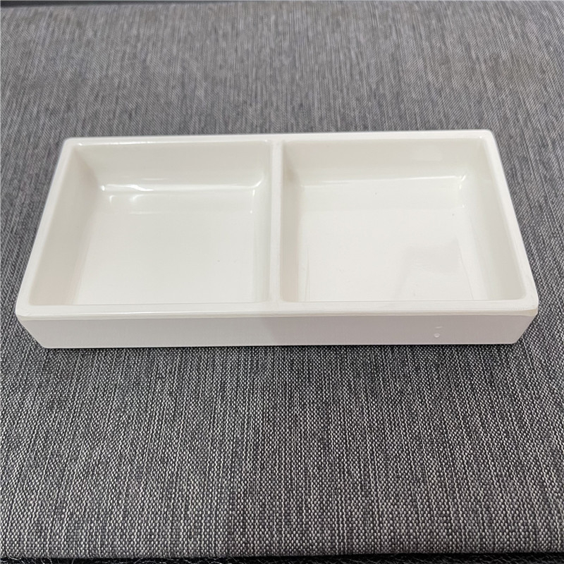 Меламиново блюдо с четири секции за гарнитури — квадратна форма, модерен минималистичен стил; подходящо за хотели, хранене, кафе и чай.