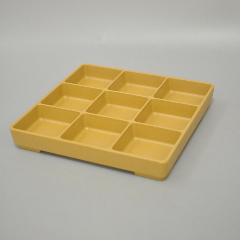 Меламиново блюдо с четири секции за гарнитури — квадратна форма, модерен минималистичен стил; подходящо за хотели, хранене, кафе и чай.