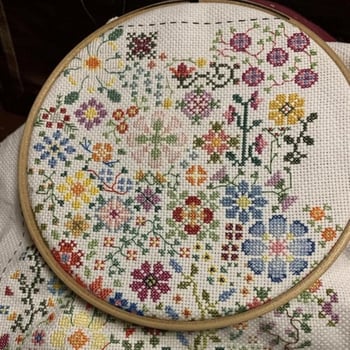 Bloom A Day set za križno šivanje s lakim za brojanje uzorcima