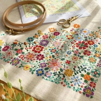 Bloom A Day set za križno šivanje s lakim za brojanje uzorcima