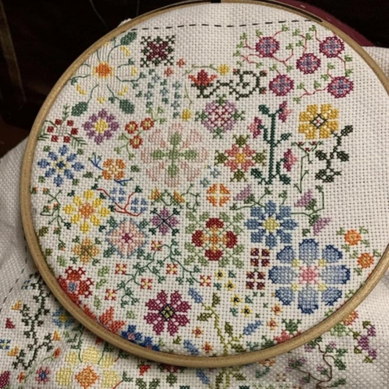Bloom A Day set za križno šivanje s lakim za brojanje uzorcima