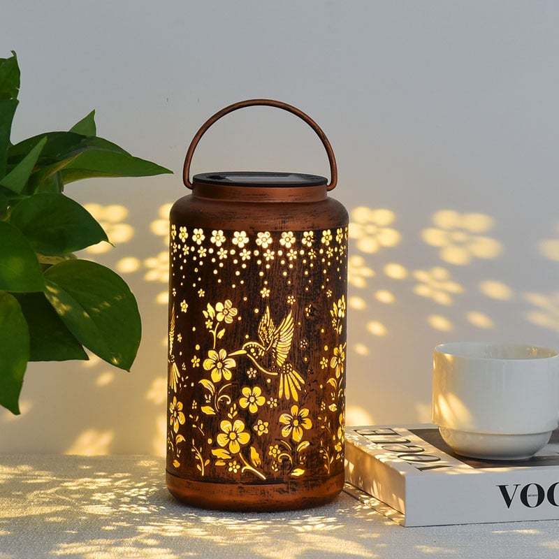 Kolibri solarna vanjska lampa za dvorište – rezbareni dizajn, kovano željezo, vodonepropusna, LED, IP64, model Me25007, 1.2V, 6–12 sati osvjetljenja