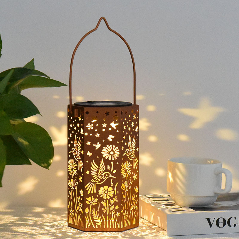 Kolibri solarna vanjska lampa za dvorište – rezbareni dizajn, kovano željezo, vodonepropusna, LED, IP64, model Me25007, 1.2V, 6–12 sati osvjetljenja