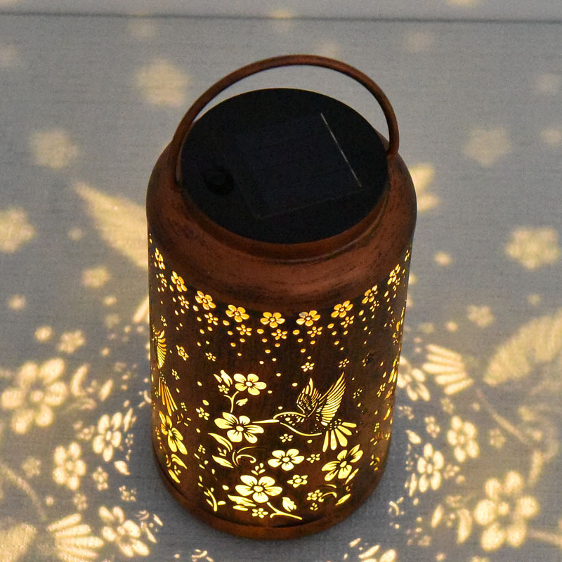 Kolibri solarna vanjska lampa za dvorište – rezbareni dizajn, kovano željezo, vodonepropusna, LED, IP64, model Me25007, 1.2V, 6–12 sati osvjetljenja