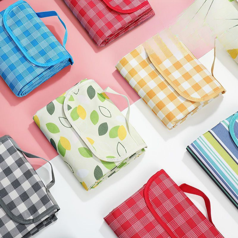 Antislip i vodootporna piknik podloga, debela, prijenosna, za 2–4 osobe, od netkanog materijala.