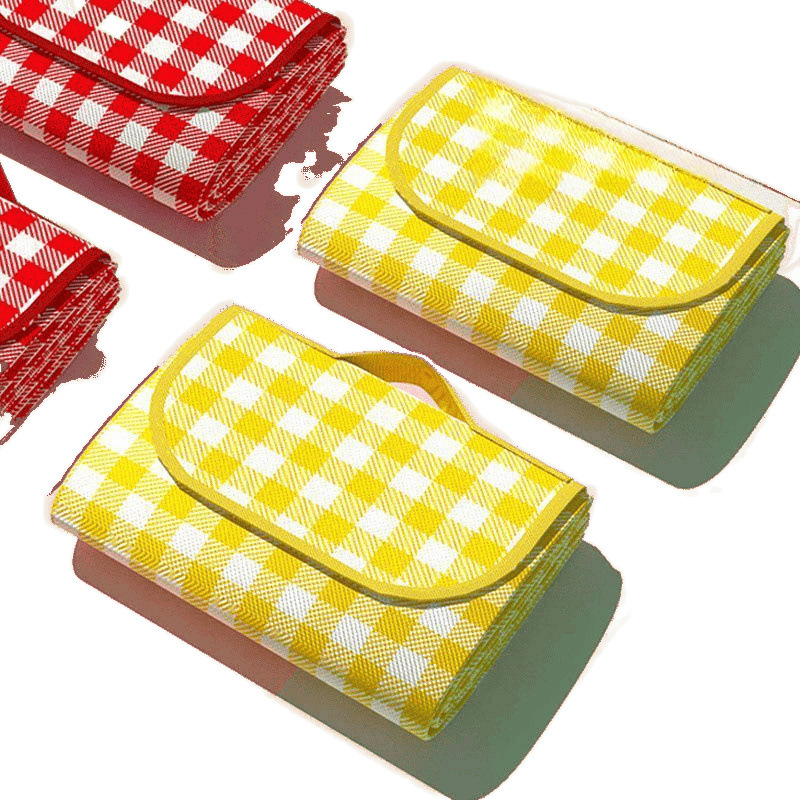 Antislip i vodootporna piknik podloga, debela, prijenosna, za 2–4 osobe, od netkanog materijala.