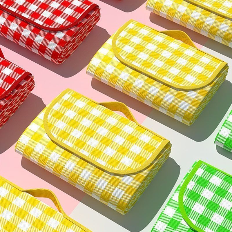 Antislip i vodootporna piknik podloga, debela, prijenosna, za 2–4 osobe, od netkanog materijala.