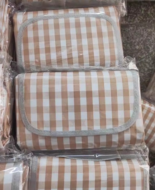 Vanjski piknik prostirka – vodootporna, otporna na pijesak i vlagu; 420D Oxford tkanina; težina 450 g; za 4–6 osoba