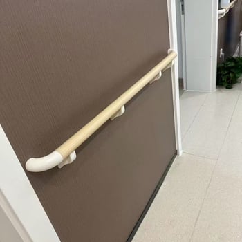 PVC kapaszkodó falra szerelve, ütésvédő és csúszásmentes felülettel, kórházak, óvodák és idősotthonok folyosói számára