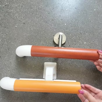 PVC kapaszkodó falra szerelve, ütésvédő és csúszásmentes felülettel, kórházak, óvodák és idősotthonok folyosói számára