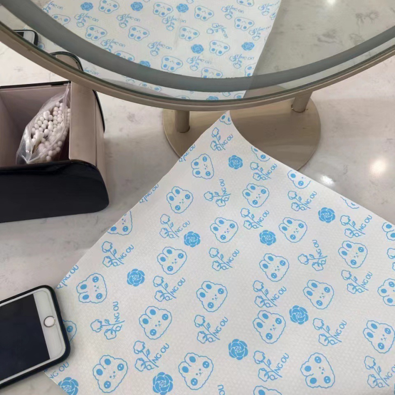 Еднократна кърпа за фризьорски салон, водоустойчива подплата за рамо, от дървесни влакна, 140 g, абсорбция на вода 0–5 s, възможност за персонализиране и печат на лого