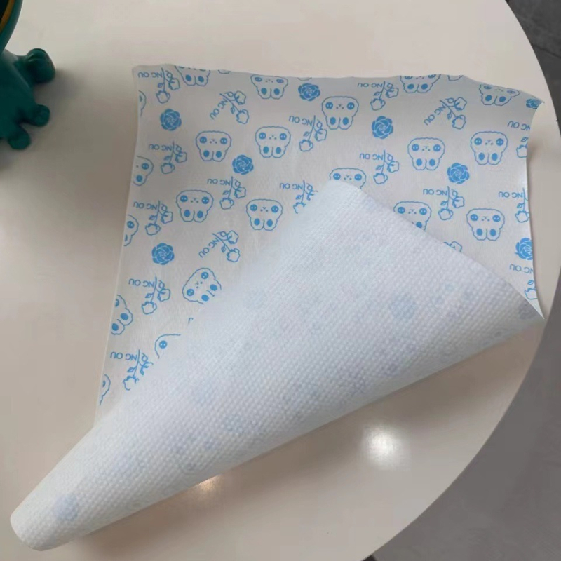 Еднократна кърпа за фризьорски салон, водоустойчива подплата за рамо, от дървесни влакна, 140 g, абсорбция на вода 0–5 s, възможност за персонализиране и печат на лого