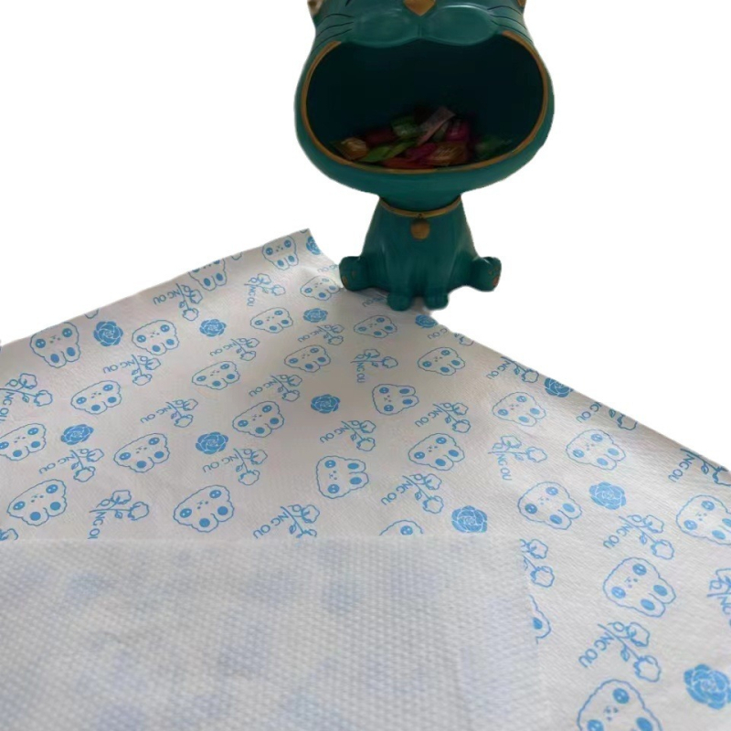 Еднократна кърпа за фризьорски салон, водоустойчива подплата за рамо, от дървесни влакна, 140 g, абсорбция на вода 0–5 s, възможност за персонализиране и печат на лого