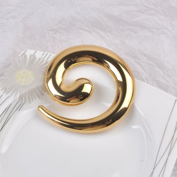 Cinkötvözetből készült csiga alakú bross, aranyozott bevonattal és fémes felülettel, uniszex divatkiegészítő, tavasz 2025