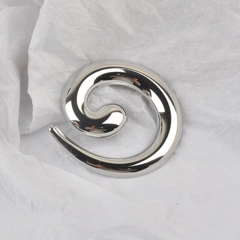 Cinkötvözetből készült csiga alakú bross, aranyozott bevonattal és fémes felülettel, uniszex divatkiegészítő, tavasz 2025