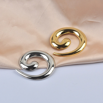 Cinkötvözetből készült csiga alakú bross, aranyozott bevonattal és fémes felülettel, uniszex divatkiegészítő, tavasz 2025