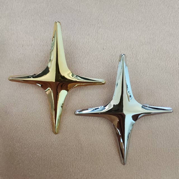 Cinkötvözetből készült csiga alakú bross, aranyozott bevonattal és fémes felülettel, uniszex divatkiegészítő, tavasz 2025