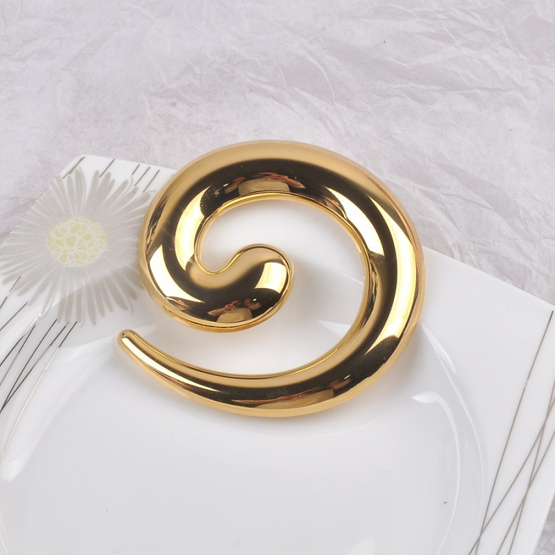Cinkötvözetből készült csiga alakú bross, aranyozott bevonattal és fémes felülettel, uniszex divatkiegészítő, tavasz 2025