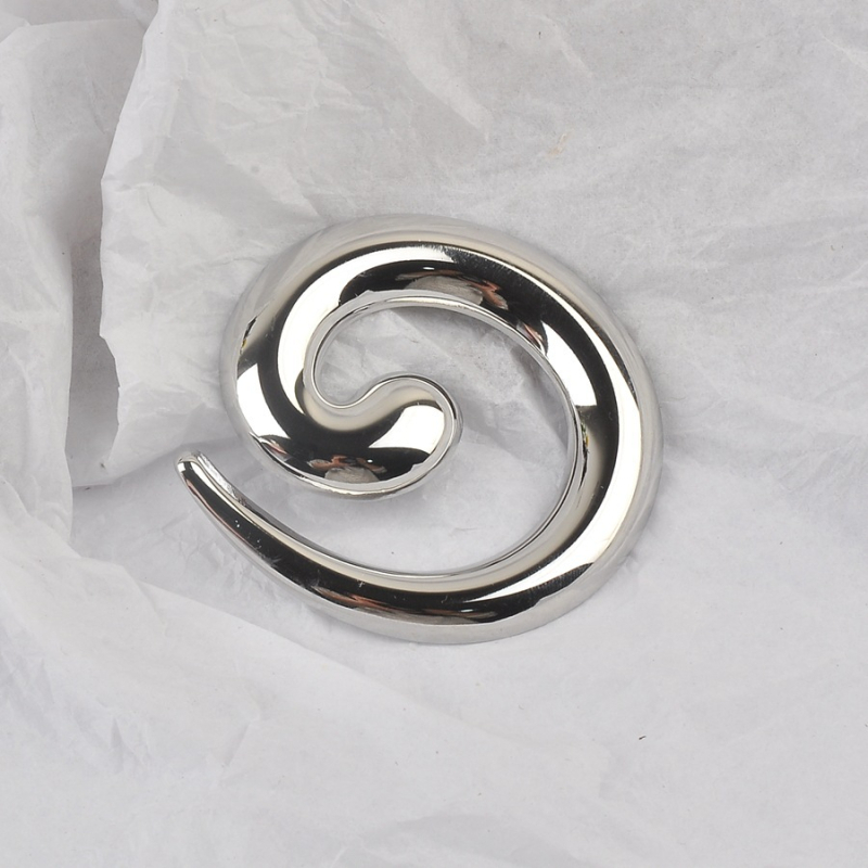 Cinkötvözetből készült csiga alakú bross, aranyozott bevonattal és fémes felülettel, uniszex divatkiegészítő, tavasz 2025